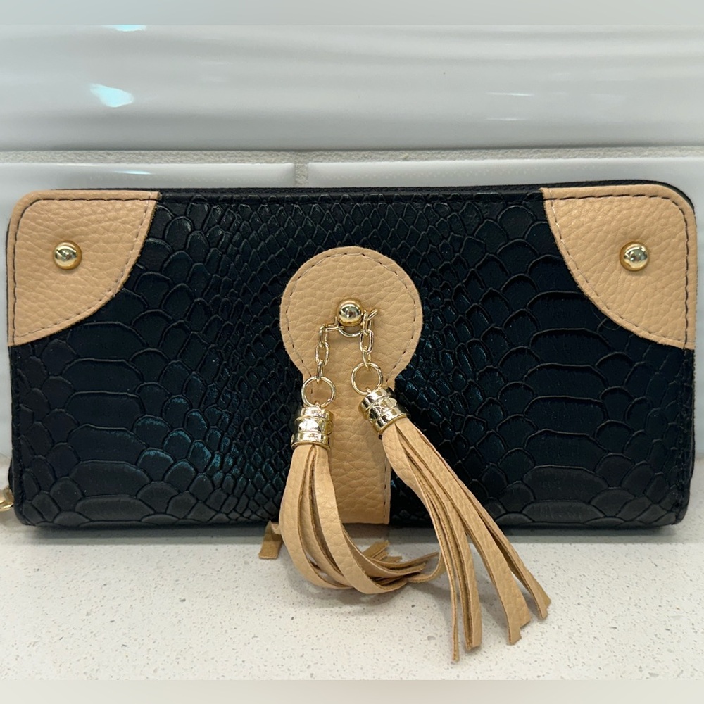 Brand New Without Tags Women’s Faux Leather Black & Beige Wallet